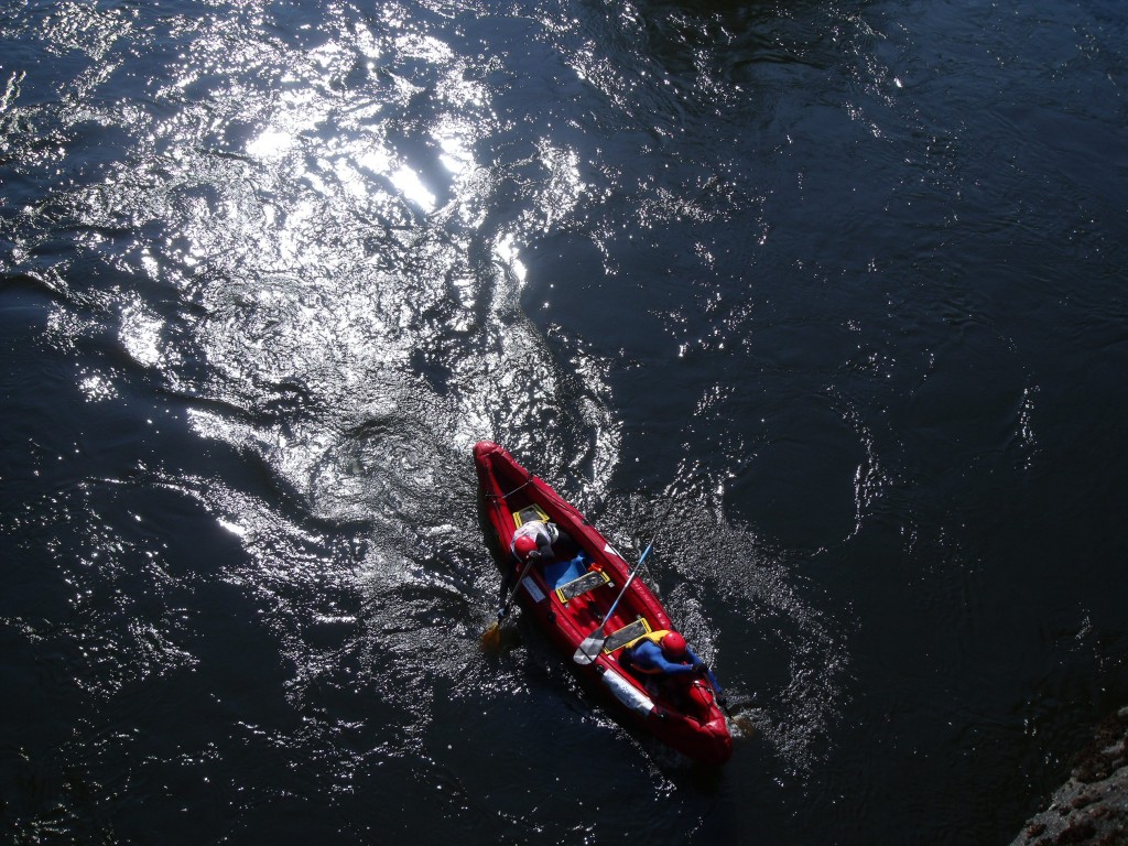 Ludo en rouge avec son équipe Erdf : kayak, vélo (son coéquipier mouline avec les mains) 2 binômes formés par une personne valide et une personne en situation de handicap