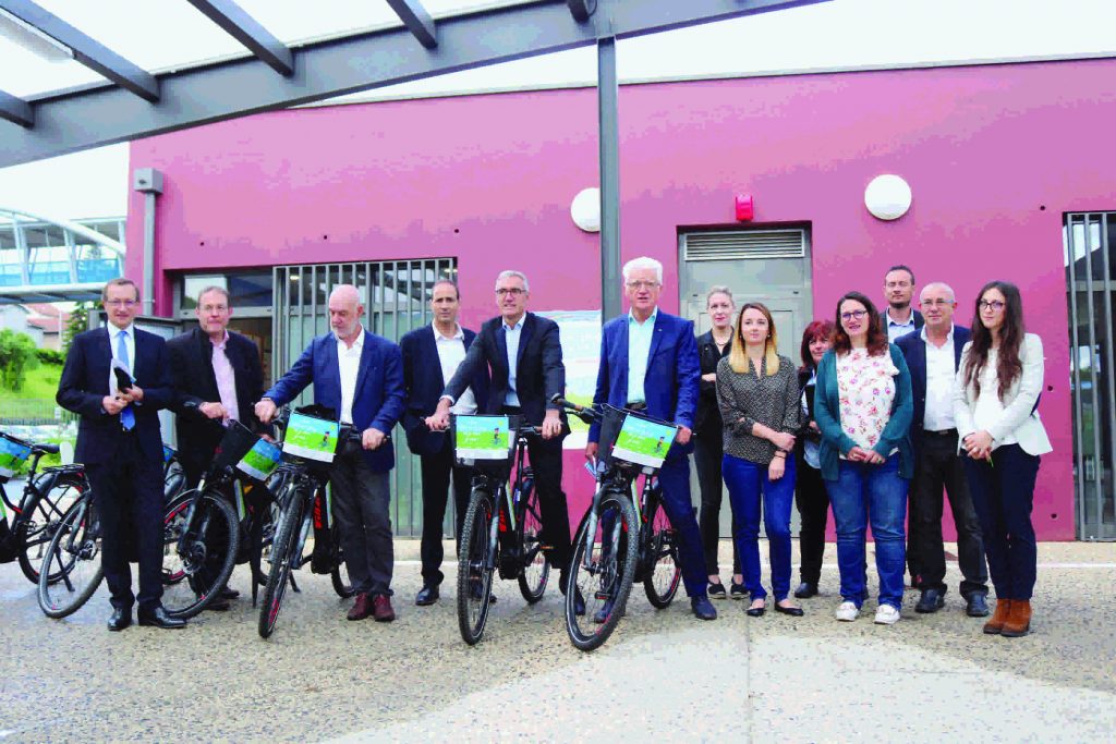 Les élus de l'agglomération du puy en velay à vélo. 